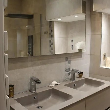 Ame Mombrun شقة فيشي